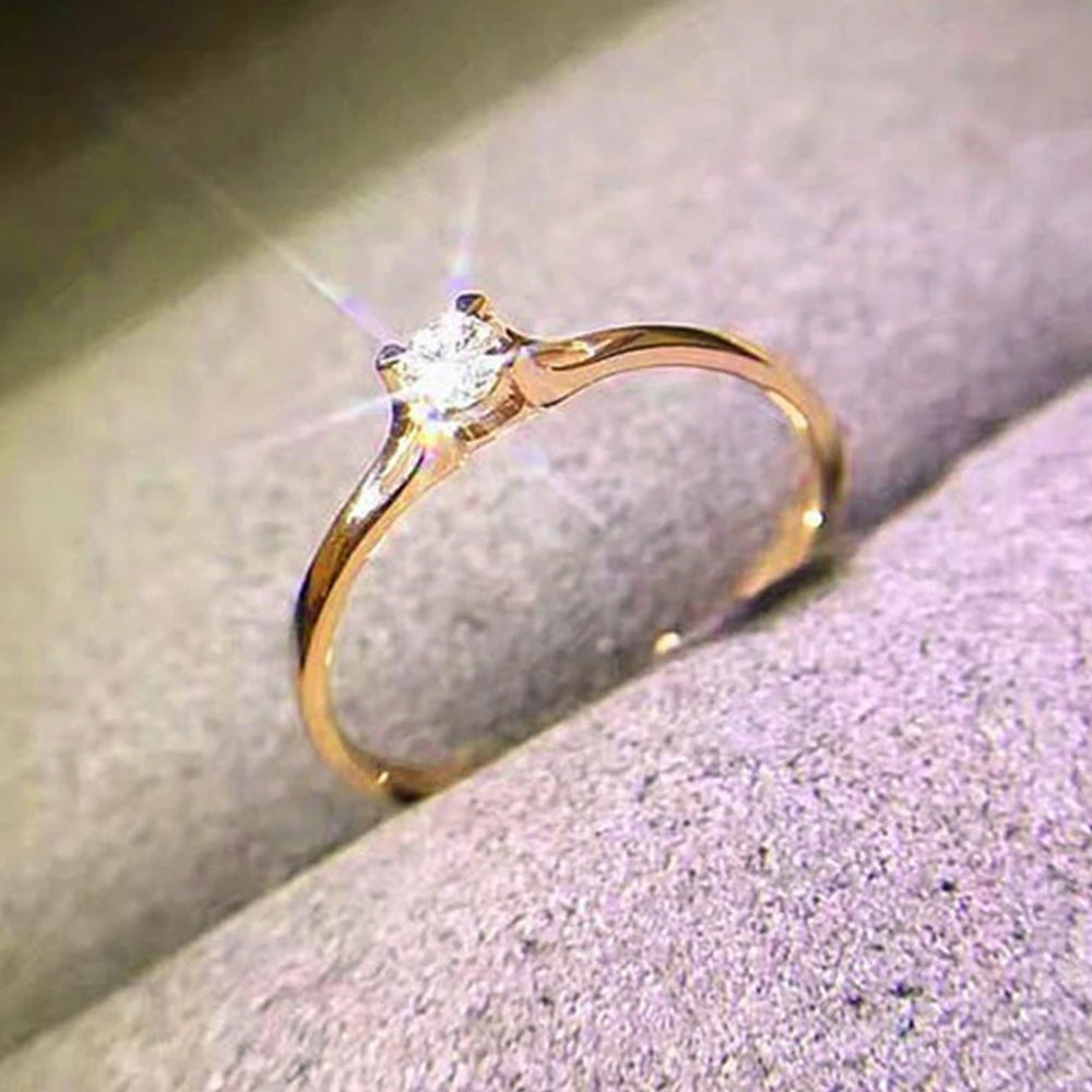 Anéis femininos de casamento, cor dourado e prata.