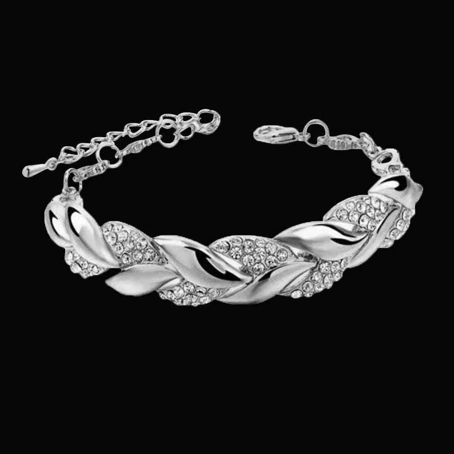 Pulseira feminina folheado a ouro com pedrinhas brilhantes de cristal. Ajustável no braço.