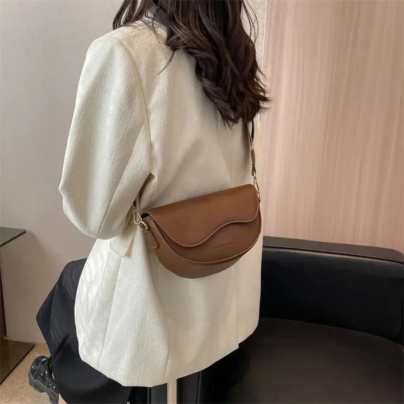 Bolsa pequena de ombro, moda feminina com designer moderno. Couro de plutônio