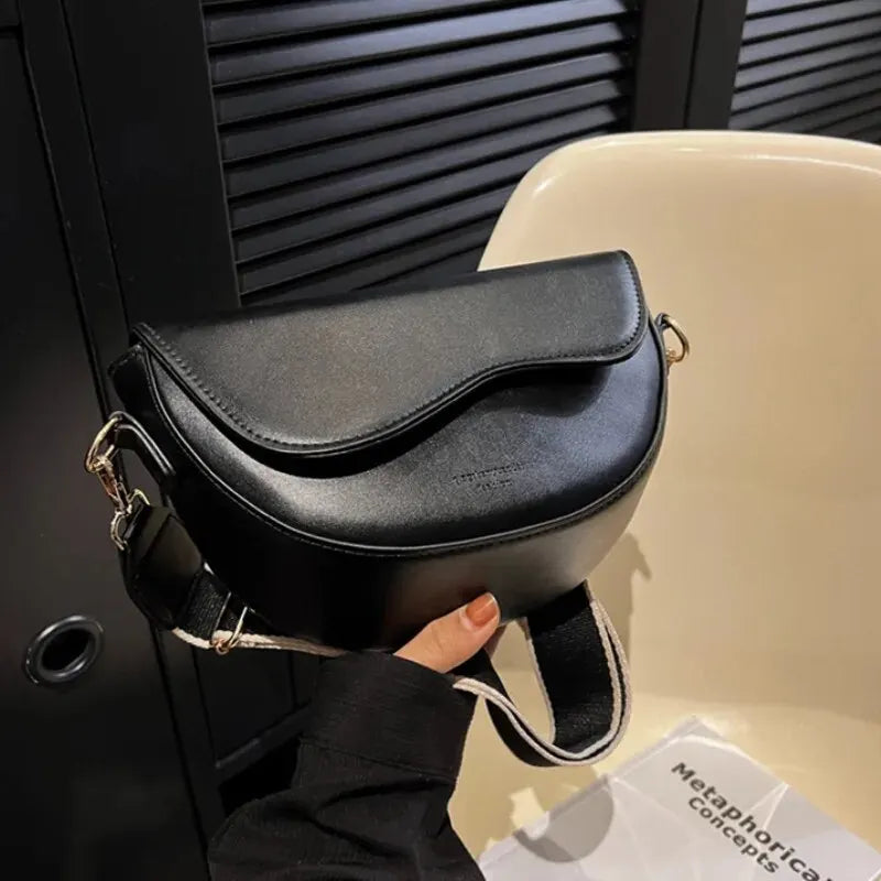Bolsa pequena de ombro, moda feminina com designer moderno. Couro de plutônio