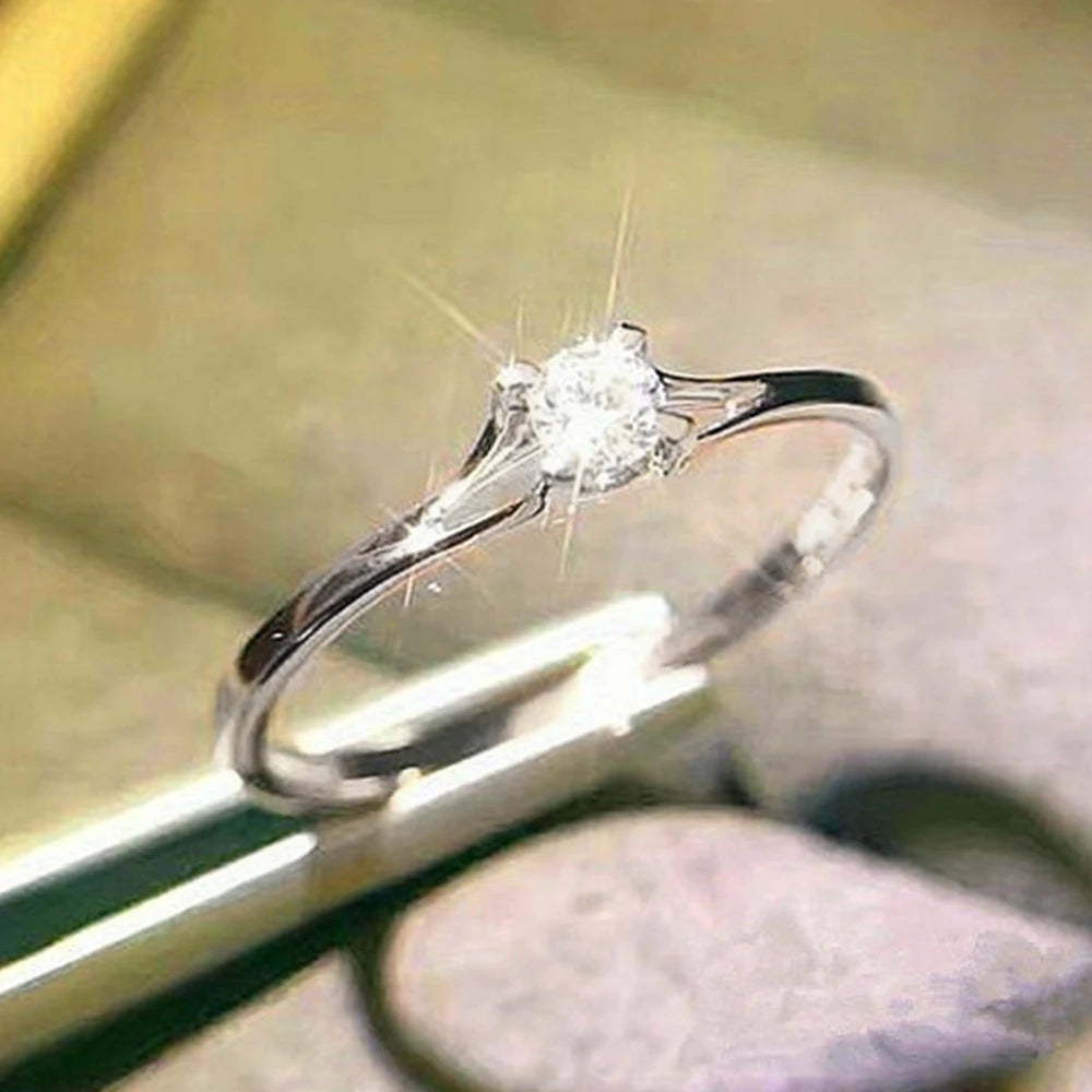 Anéis femininos de casamento, cor dourado e prata.
