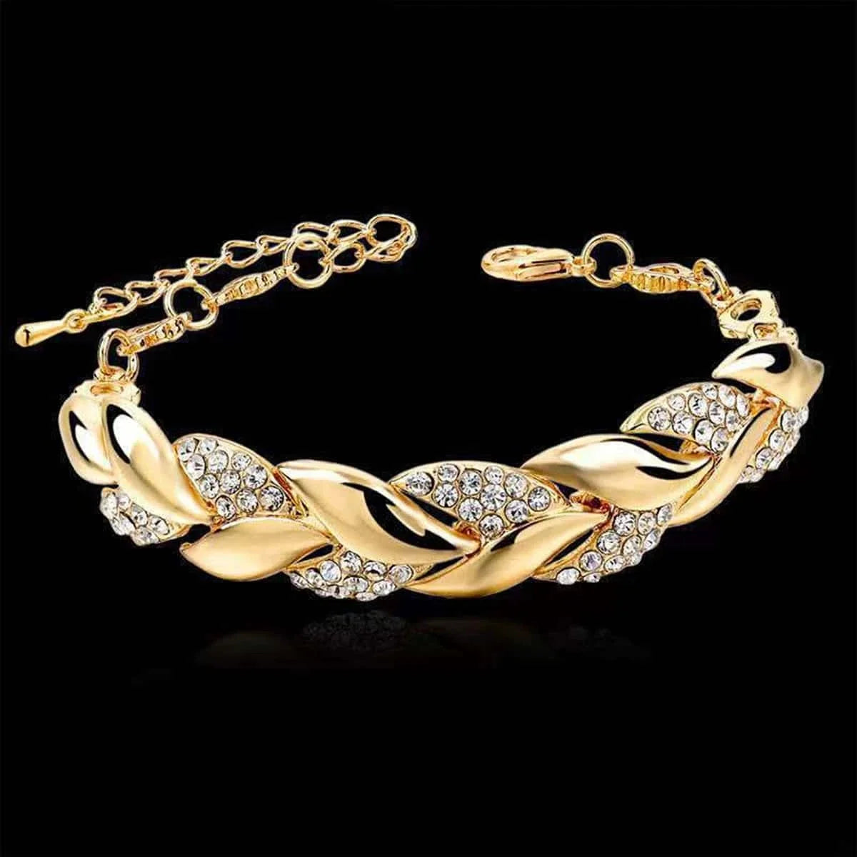 Pulseira feminina folheado a ouro com pedrinhas brilhantes de cristal. Ajustável no braço.