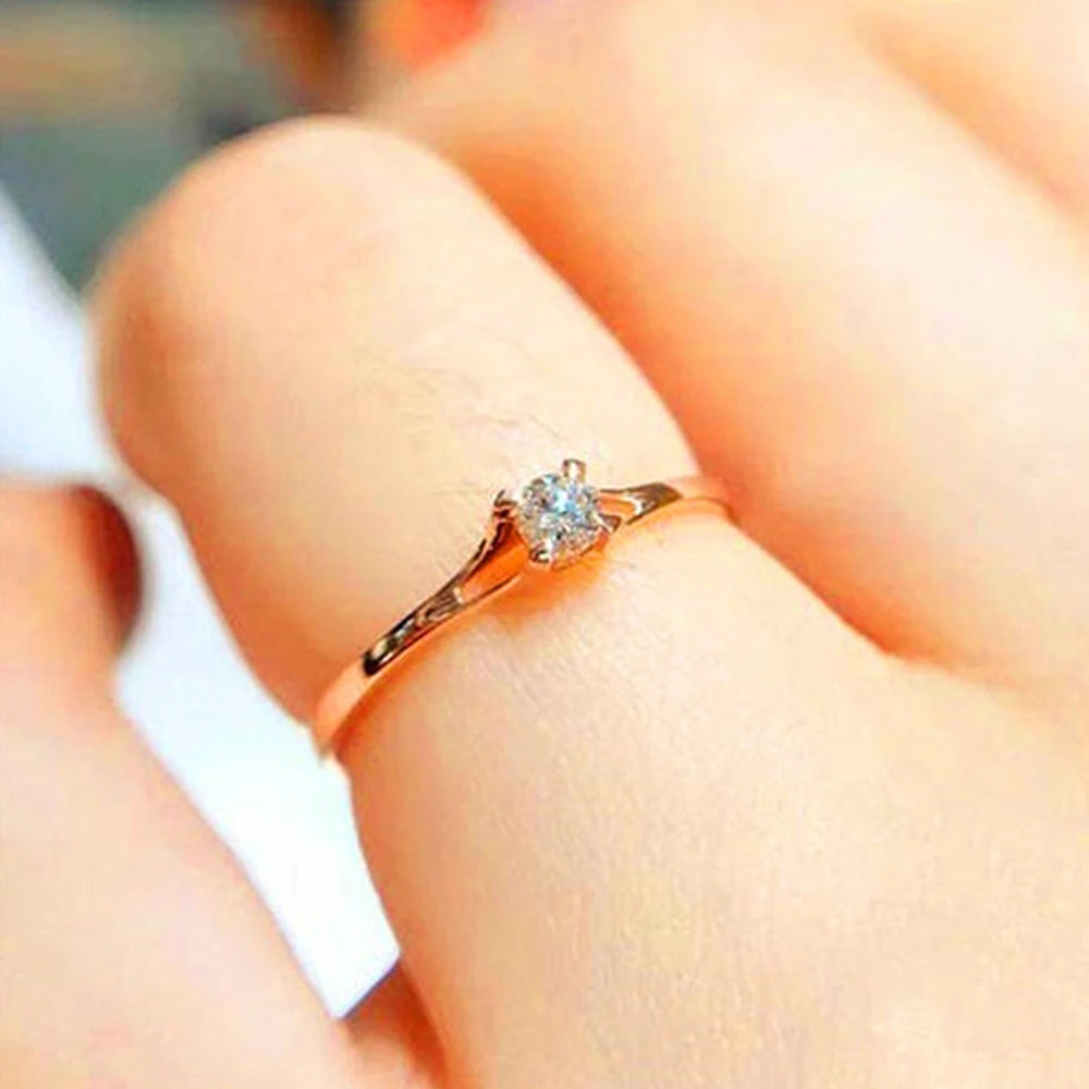 Anéis femininos de casamento, cor dourado e prata.