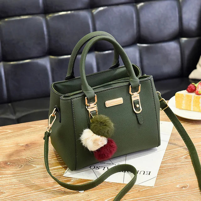 Bolsa feminina de mão com alça diversas cores. Serve para qualquer tipo de ocasião.