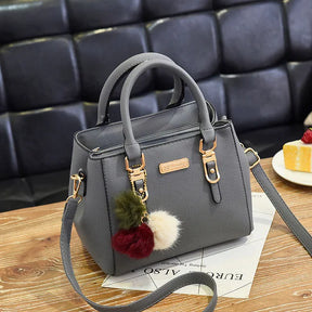 Bolsa feminina de mão com alça diversas cores. Serve para qualquer tipo de ocasião.