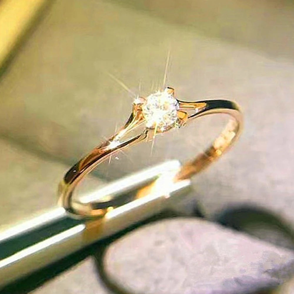 Anéis femininos de casamento, cor dourado e prata.