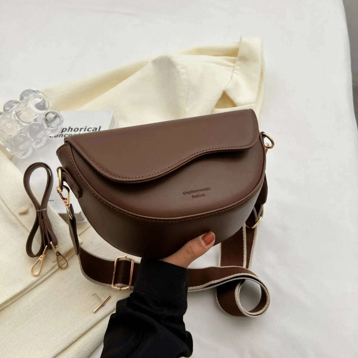 Bolsa pequena de ombro, moda feminina com designer moderno. Couro de plutônio