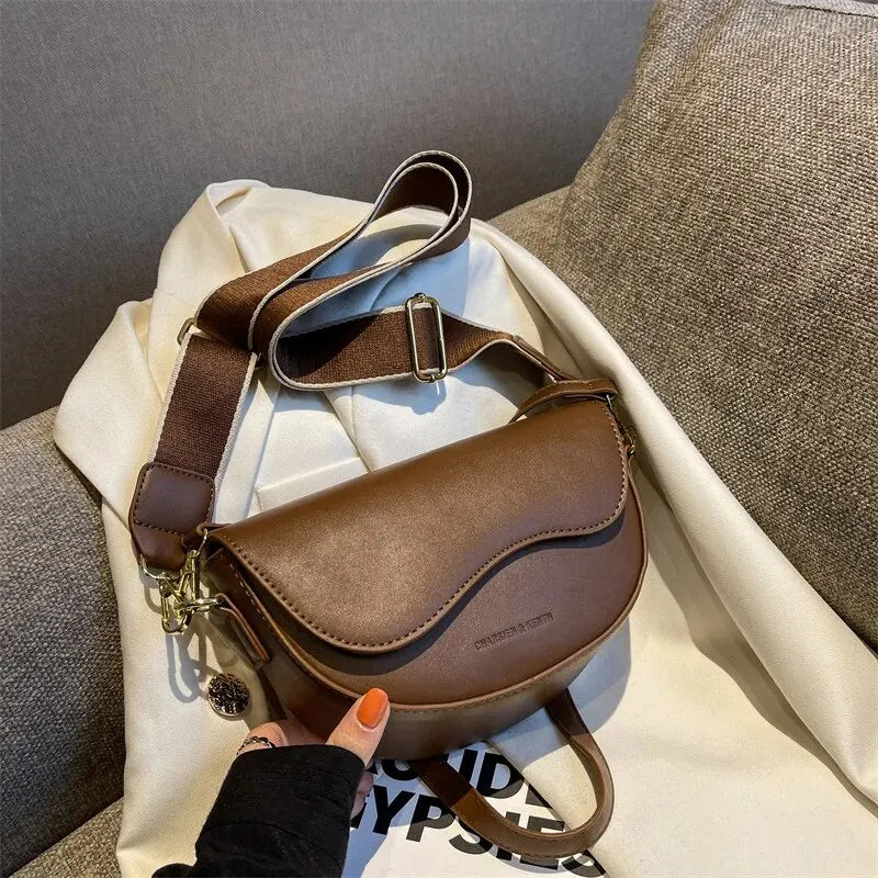 Bolsa pequena de ombro, moda feminina com designer moderno. Couro de plutônio