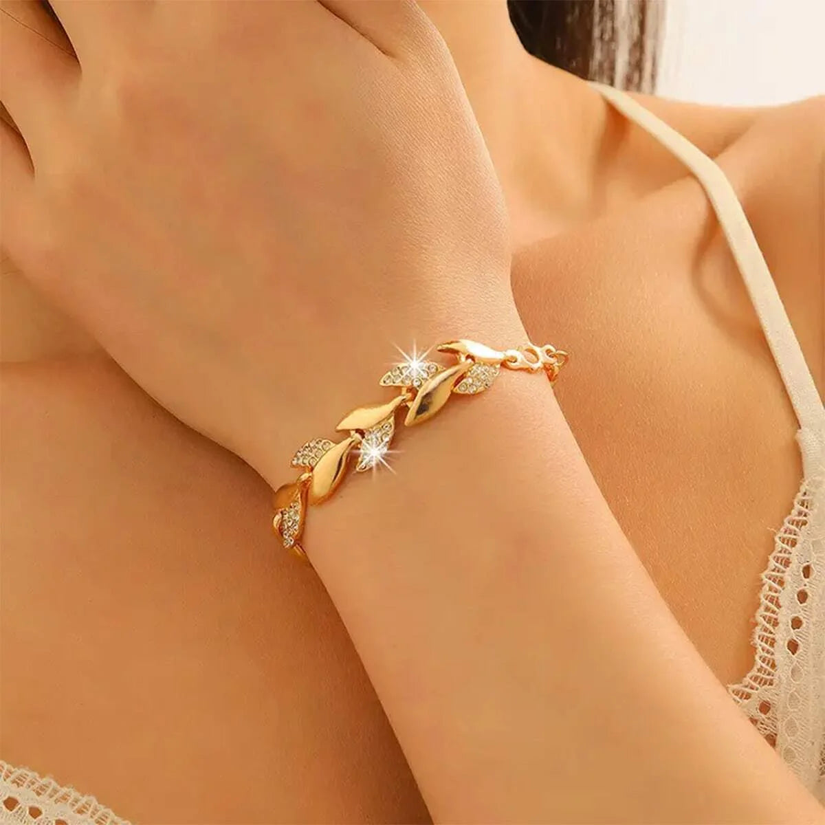 Pulseira feminina folheado a ouro com pedrinhas brilhantes de cristal.  Ajustável  no braço.