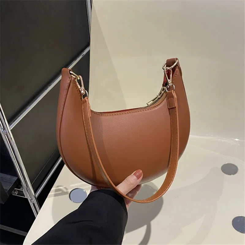 Nova bolsa de ombro elegante em forma de lua de alta qualidade.