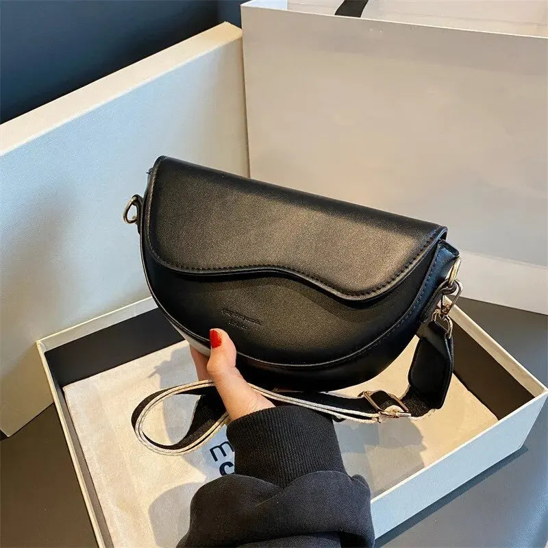 Bolsa pequena de ombro, moda feminina com designer moderno. Couro de plutônio