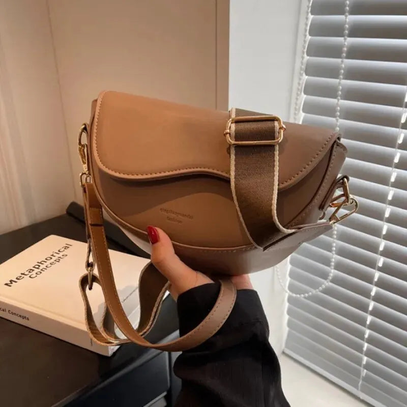 Bolsa pequena de ombro, moda feminina com designer moderno. Couro de plutônio