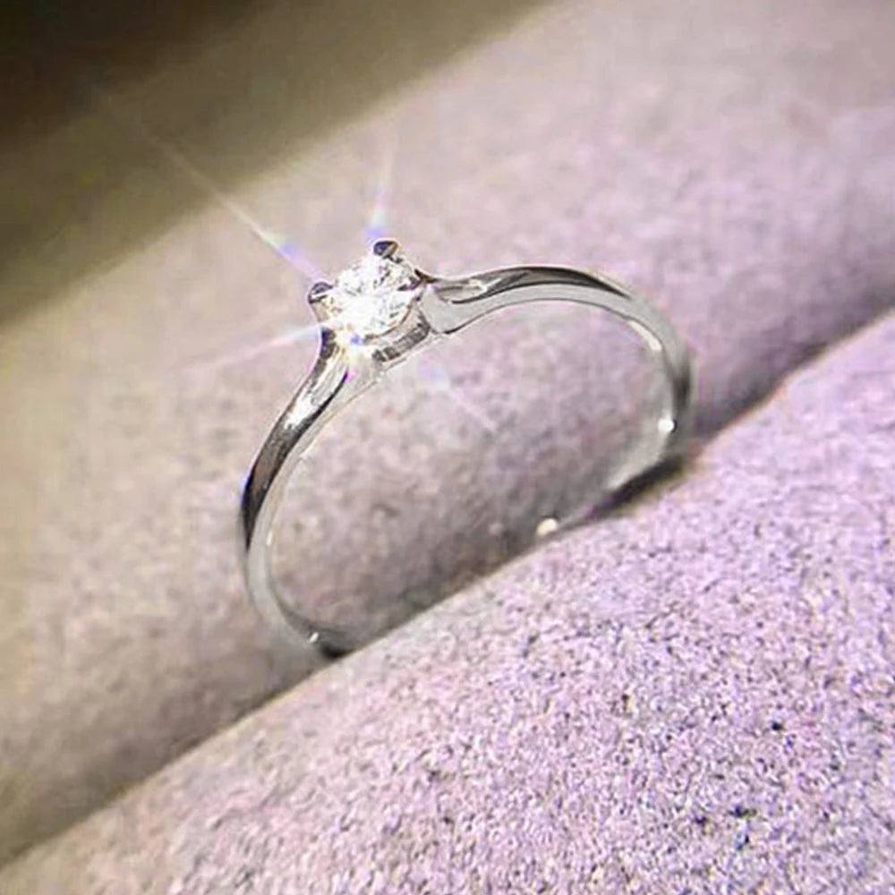 Anéis femininos de casamento, cor dourado e prata.