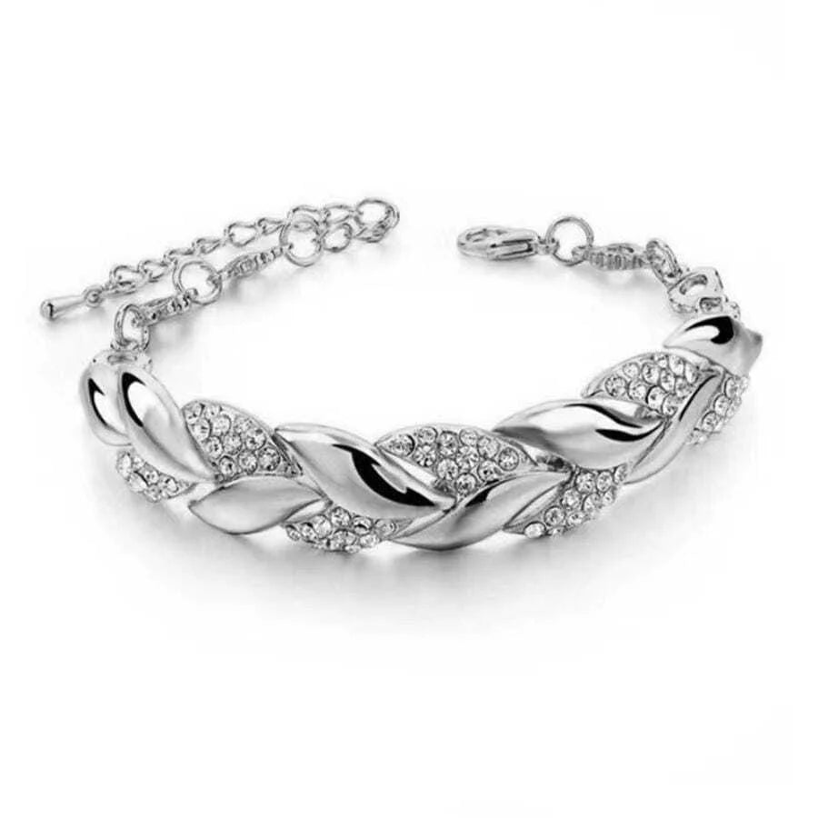 Pulseira feminina folheado a ouro com pedrinhas brilhantes de cristal.  Ajustável  no braço.