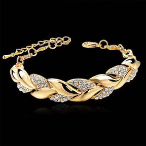 Pulseira feminina folheado a ouro com pedrinhas brilhantes de cristal.  Ajustável  no braço.